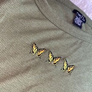 Size M short sleeve green shirt.